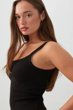 Basic Scoop Neck Short Tank