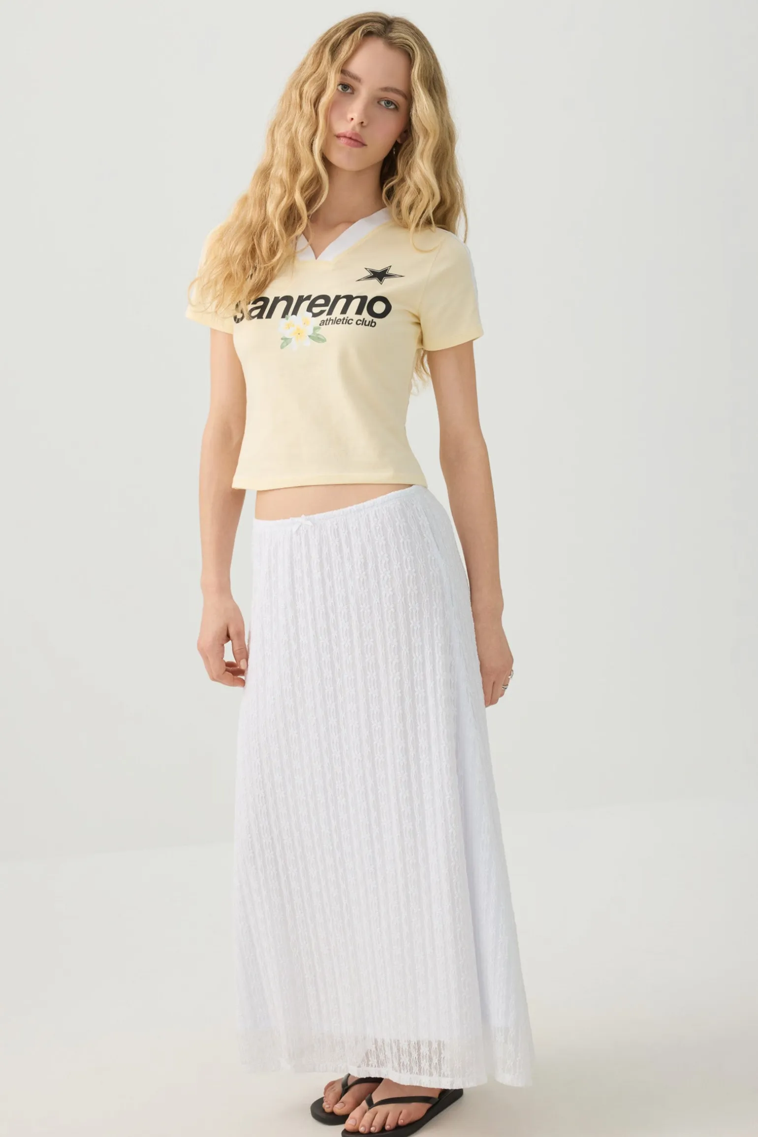 Crop Graphic Contrast V Neck T-Shirt