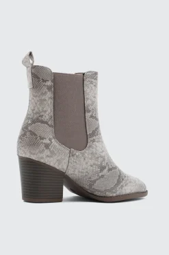 Pointy Toe Chelsea Boots