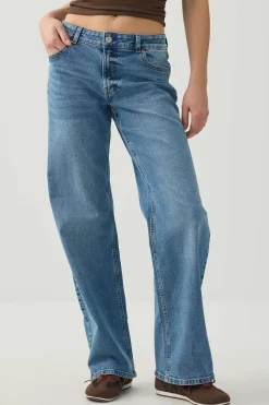 The Era Mid Rise Straight Jean
