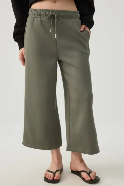 Wide Leg Pull On Capris